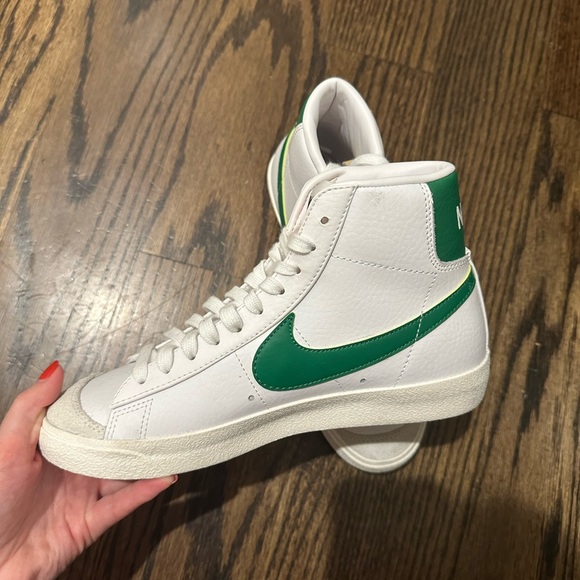 Nike Blazer Mid Sneakers Green & White (Men’s 6 | Women’s 7.5) - Picture 3 of 3